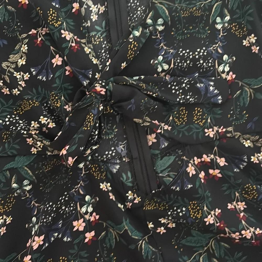 ✨HP✨Black Floral Romper - Picture 4 of 7
